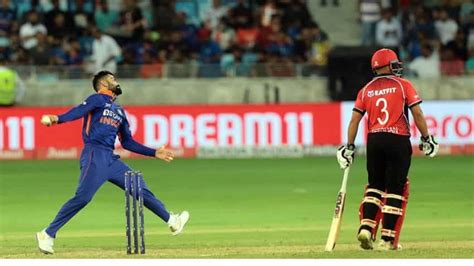 Asia Cup Virat Kohli bowling video goes VIRAL - WATCH | India vs Hong ...