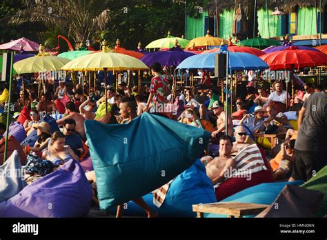 Multitud De Turistas De Todas Las Nacionalidades Tomar El Sol En Una