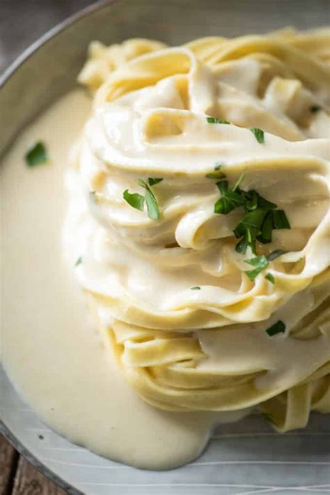 This Homemade Copycat Olive Garden Alfredo Sauce Is A Fast And Easy