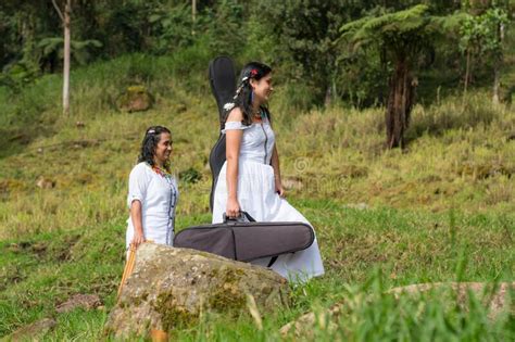 Mujeres Indígenas Con Instrumentos Que Caminan Por La Naturaleza Foto