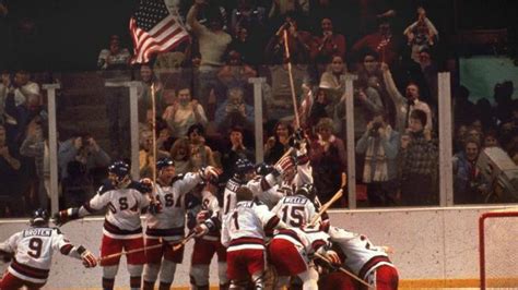 El equipo de hockey hielo de los Estados Unidos recuerda 35 años después el milagro sobre hielo