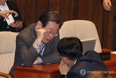 조정식 사무총장과 대화하는 이재명 대표 연합뉴스