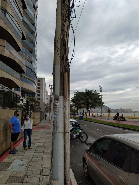 Poste ameaça cair em Vila Velha e moradores temem tragédia