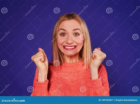 Blonde Smiley Wensend Iets Stock Afbeelding Image Of Kleurrijk