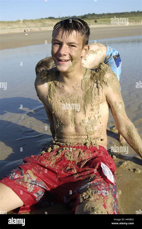 Les garçons plage de sable l eau peu profond Mush jouer sourire