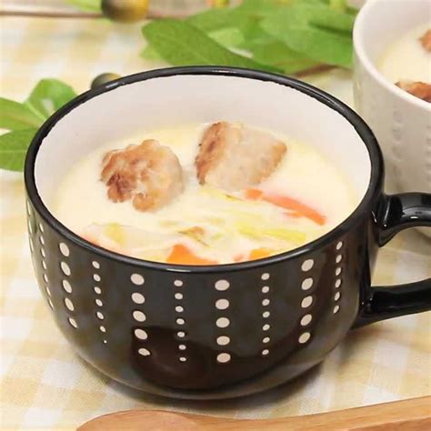 ボリュームたっぷり！ 白菜と鶏団子のクリームスープのレシピ動画・作り方 Delish Kitchen