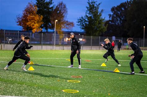 Ex Fu Ballprofi Gibt Trainingseinheit Beim Fc Isny