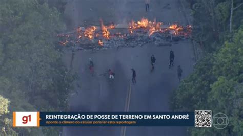 Vídeo PM acompanha reintegração de posse de terreno em Santo André