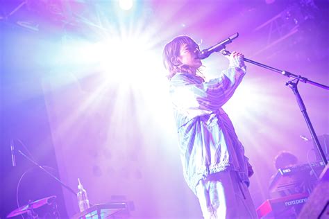 ロザリーナ、約2年ぶりのワンマンライブ。多彩な音楽性とシンガーとしての魅力が溢れた夜。デビュー5年目のステージをレポート The First Times