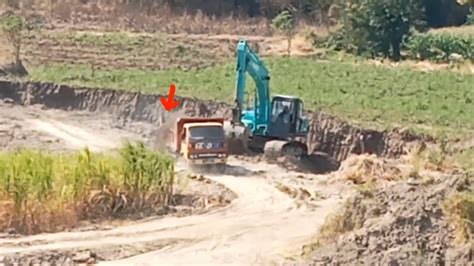 Kobelco Sk Dan Dump Truck Umplung Muat Tanah Urug Youtube