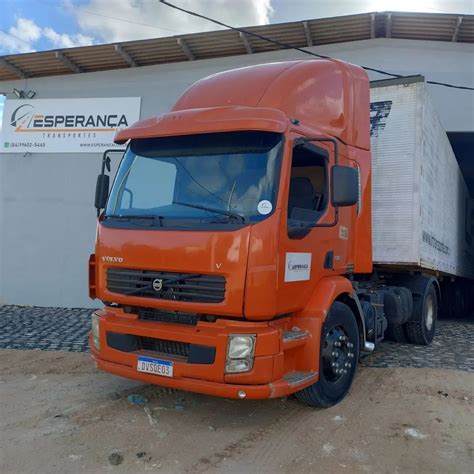 Conjunto cavalo mecânico e carreta Volvo VM 310 e baú 3 eixos