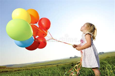 Petite Fille Avec Le Ballon Rouge Photo Stock Image Du Color Cadeau