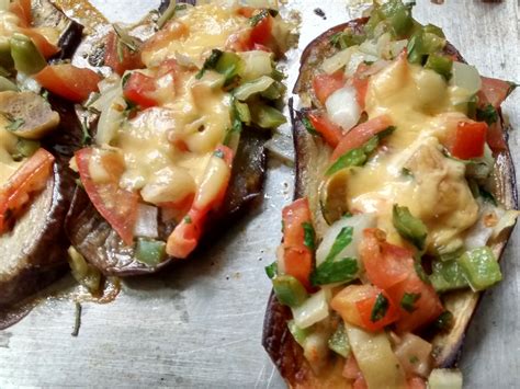 Berenjenas Al Horno Con Una Cara Se Cubre Con El Relleno Que Es Muy Rico