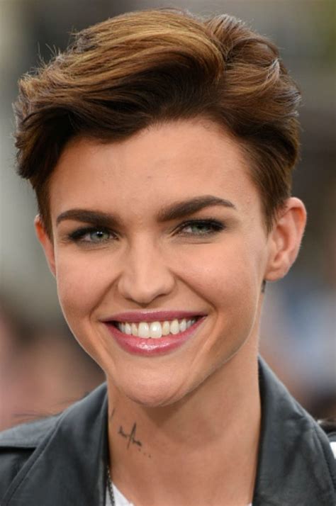 26 Most Flattering Short Hairstyles For Oval Faces