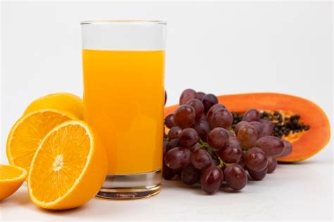 Suco De Laranja Fresco Em Vidro Isolado Na Bebida De Laranja Fresca De