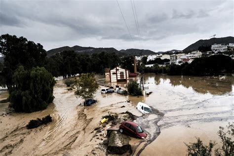 Spanje Dodental Stijgt Naar Na Zware Regenval En Overstromingen