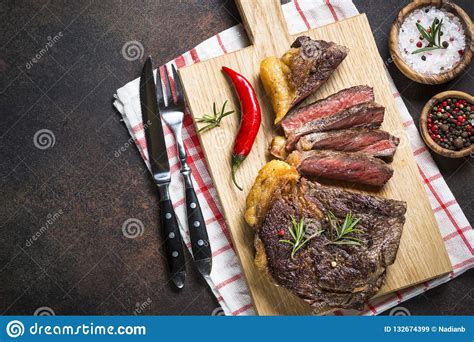 Ribeye Grelhado Do Bife Na Placa De Corte De Madeira Imagem De Stock