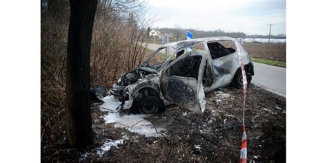 Faits Divers Colmar Une Voiture Percute Un Arbre Et Sembrase