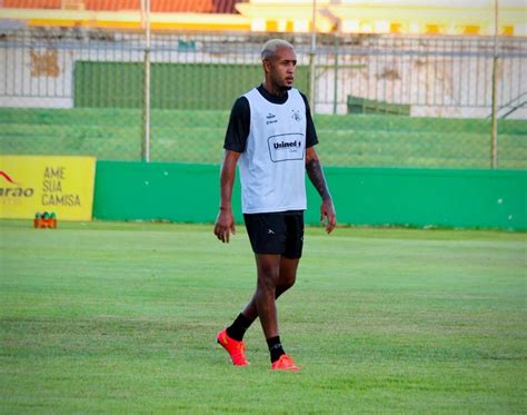 Quatro dias depois de marcar primeiro gol na Série D atacante pede