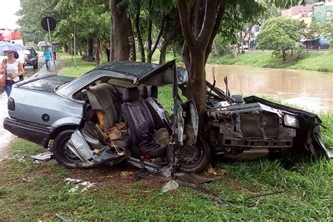 Carro bate em árvore e deixa dois feridos na Avenida Brasil