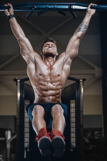 Sport Fitness Muscular Hombre Trabajando En El Gimnasio Foto Premium