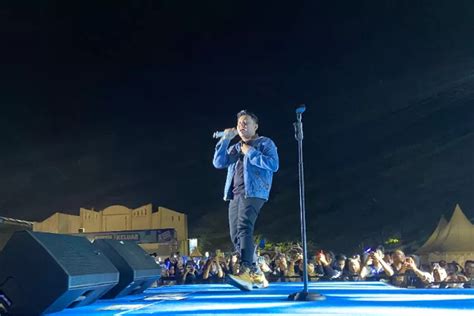 Denny Caknan Bikin Ambyar Penonton Di Konser Birukan Langit Indonesia