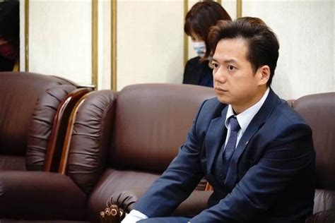 邱臣遠也曾性騷？賴香伶前助理控摸手狂盯大腿 他凌晨緊急回應了 政治 中時新聞網