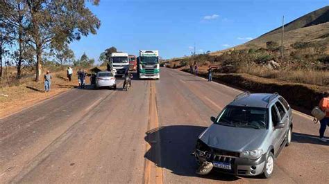 Duas Pessoas Ficam Feridas Em Batida Frontal De Carros Na Br 040