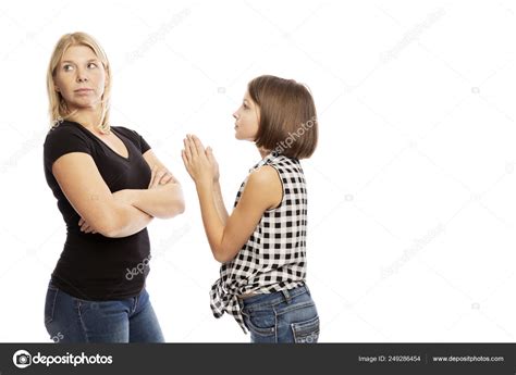 Mom Screaming At Teen Daughter Isolated On White Background — Stock