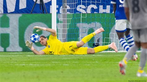 Torwart Legende Iker Casillas Erleidet Herzinfarkt DW 01 05 2019