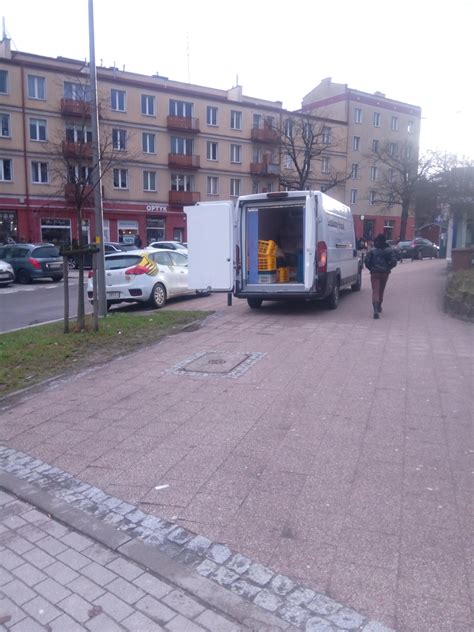 Parkowanie za słupkami na chodniku godz 13 24 zgłoszenia czytelników