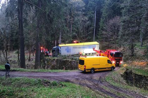 Aufwendige Rettungsaktion Im Erzgebirge Lastzug Auf Irrfahrt Im Wald