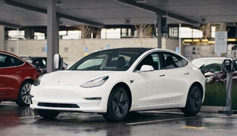 Tesla Bringt Das Model 3 Zum Ersten Mal Offiziell Nach Europa Auf Dem