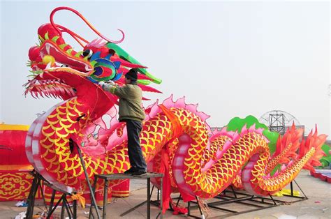 Dragon decorations greet approaching Year of Dragon around China(1/4 ...