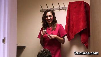 Poupée coquine obtient cum charge sur son visage manger tout la crème XVIDEOS
