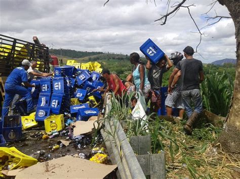 G1 Caminhão tomba e carga de cerveja é saqueada na BR 259 no ES