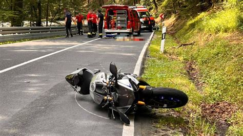 T Dlicher Unfall J Hriger Motorradfahrer Stirbt Auf Der B