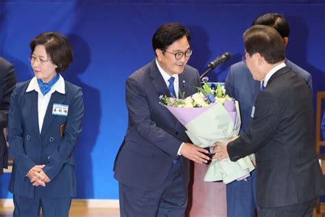 연재 한국일보 `1면 사진` 오늘의 1면 사진 우원식 추미애 꺾고 국회의장 후보 선출 Zum 뉴스