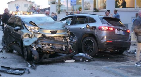 Auto investe e uccide due turiste chi è la 44enne alla guida Non