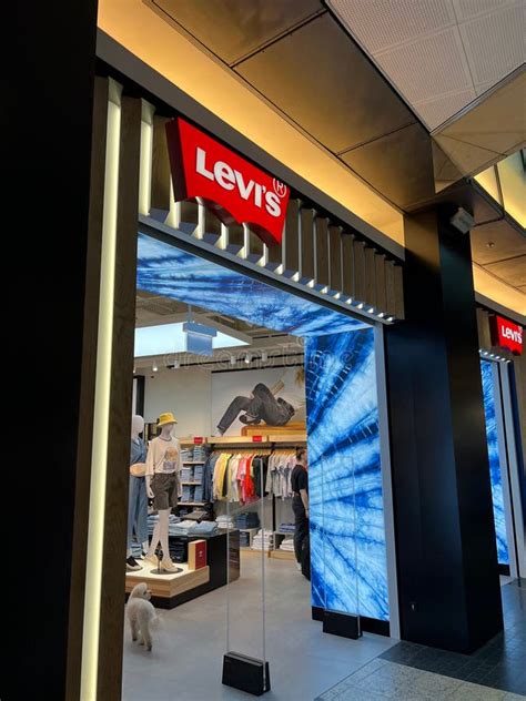 Polonia De Varsovia 17 De Julio De 2022 Tienda De Ropa De Levis En