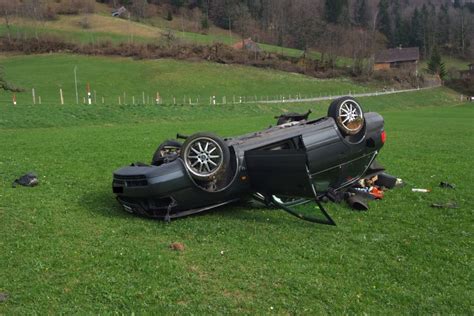 Auto Landet Auf Dach Lenker Verletzt Polizeinews Ch