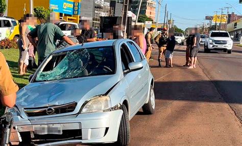 Motorista avança sinal vermelho e provoca grave acidente dois feridos