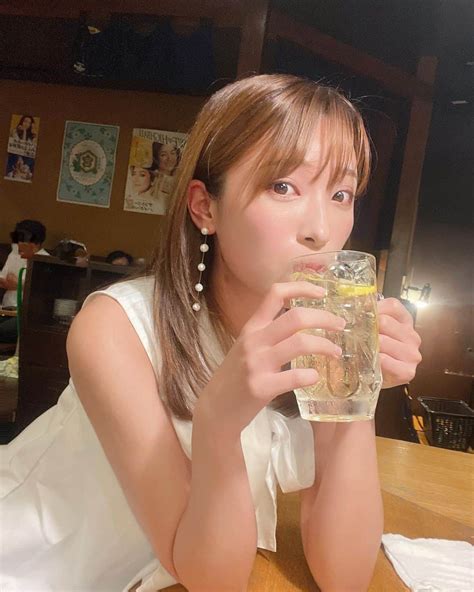 二瓶有加さんのインスタグラム写真 二瓶有加instagram 「 酔っ払い🥴🍺 仕事終わりに、マネージャーさんとカンパイしたよぉ