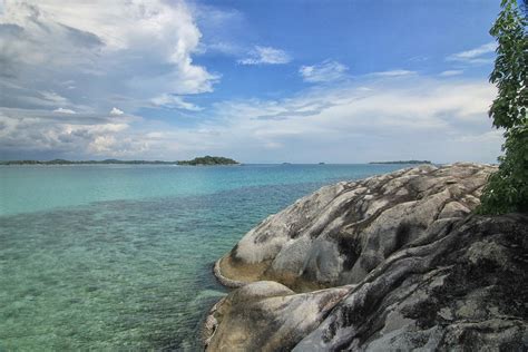 Menikmati Ketenangan Di Pulau Babi Indonesia Kaya