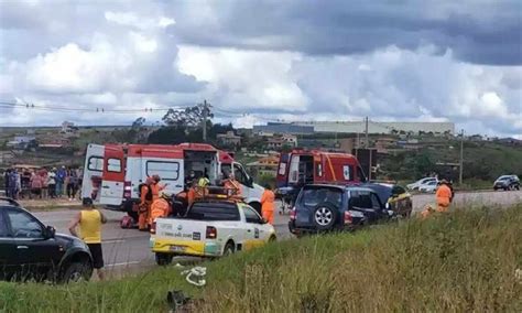 Pneu Estoura Carro Capota E Fere Seis De Uma Fam Lia Em Minas Gerais