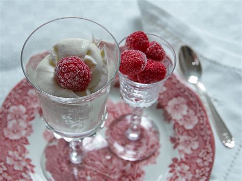 Vit Chokladmousse Med Kesella Gr Dde Och Hallon Receptbloggen