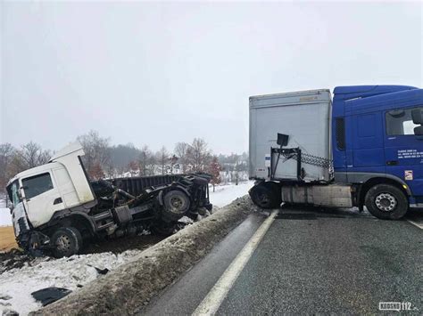 Zderzenie Dw Ch Ci Ar Wek W Barwinku Z Naczepy Wysypa O Si Zbo E