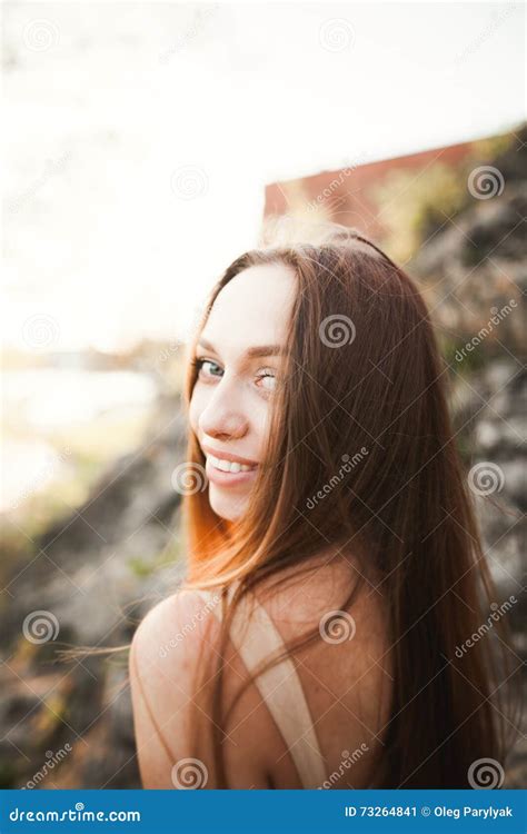 Belle Jeune Femme Avec Le Long Portrait De Plan Rapproché De Robe Image