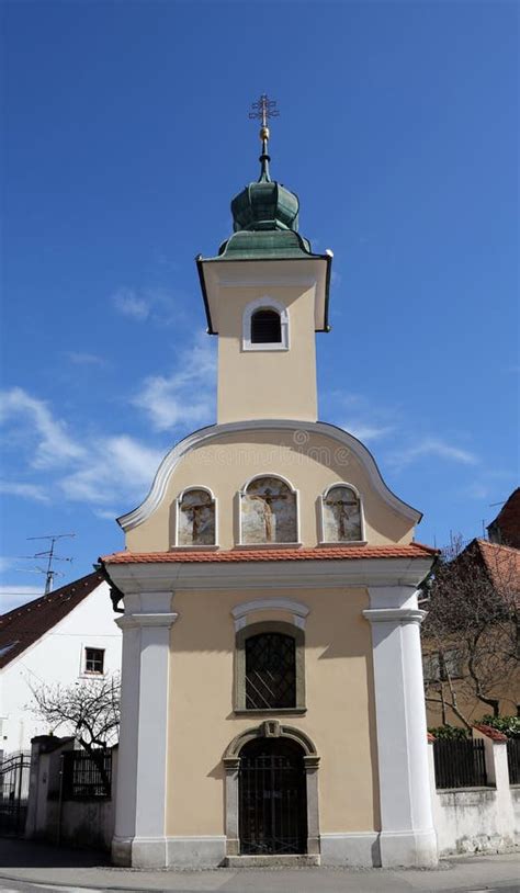 Capilla Del Santo Karel Boromejsky En El Bosque Imagen De Archivo