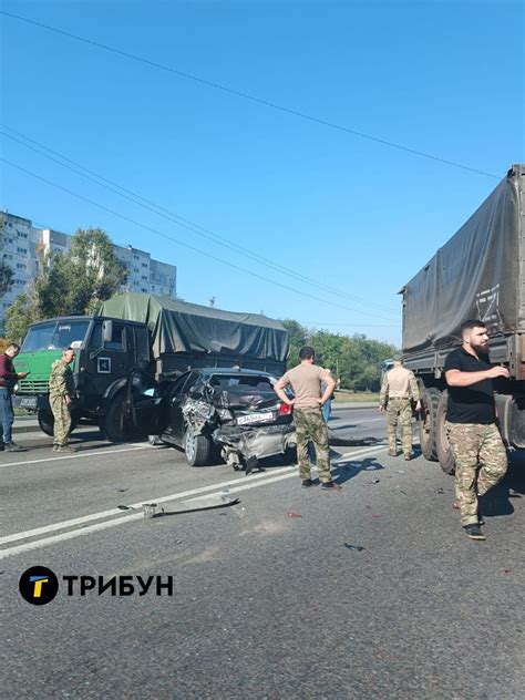 ДТП у Луганську російська вантажівка розчавила легковик з людьми